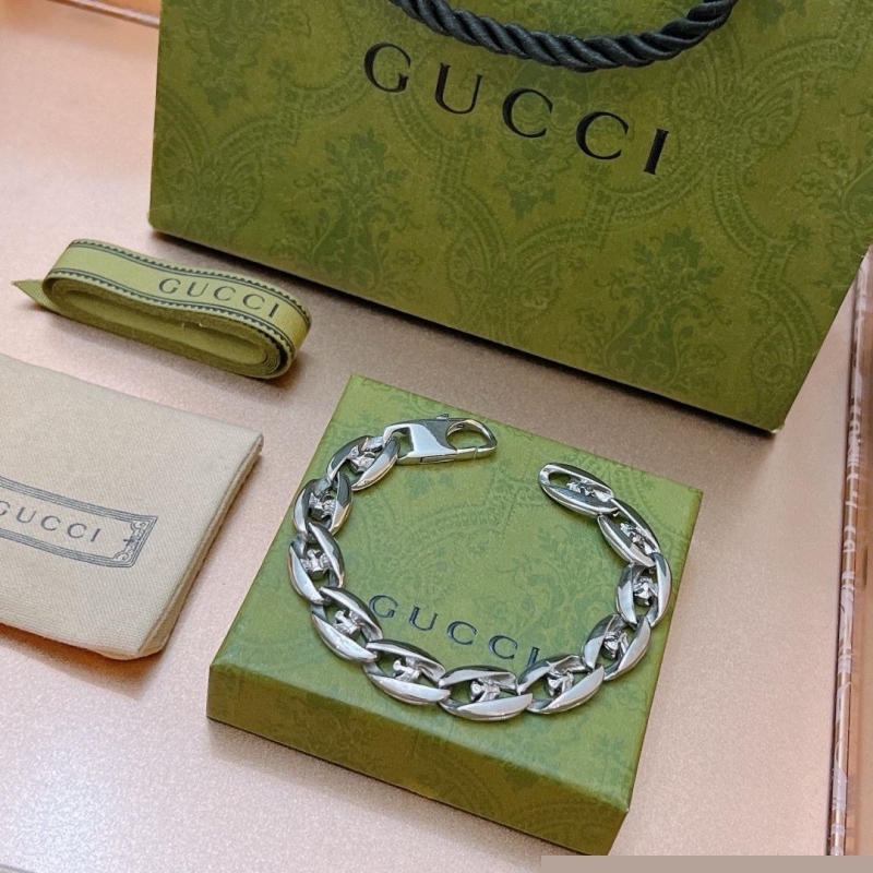 G*u*i bracelets